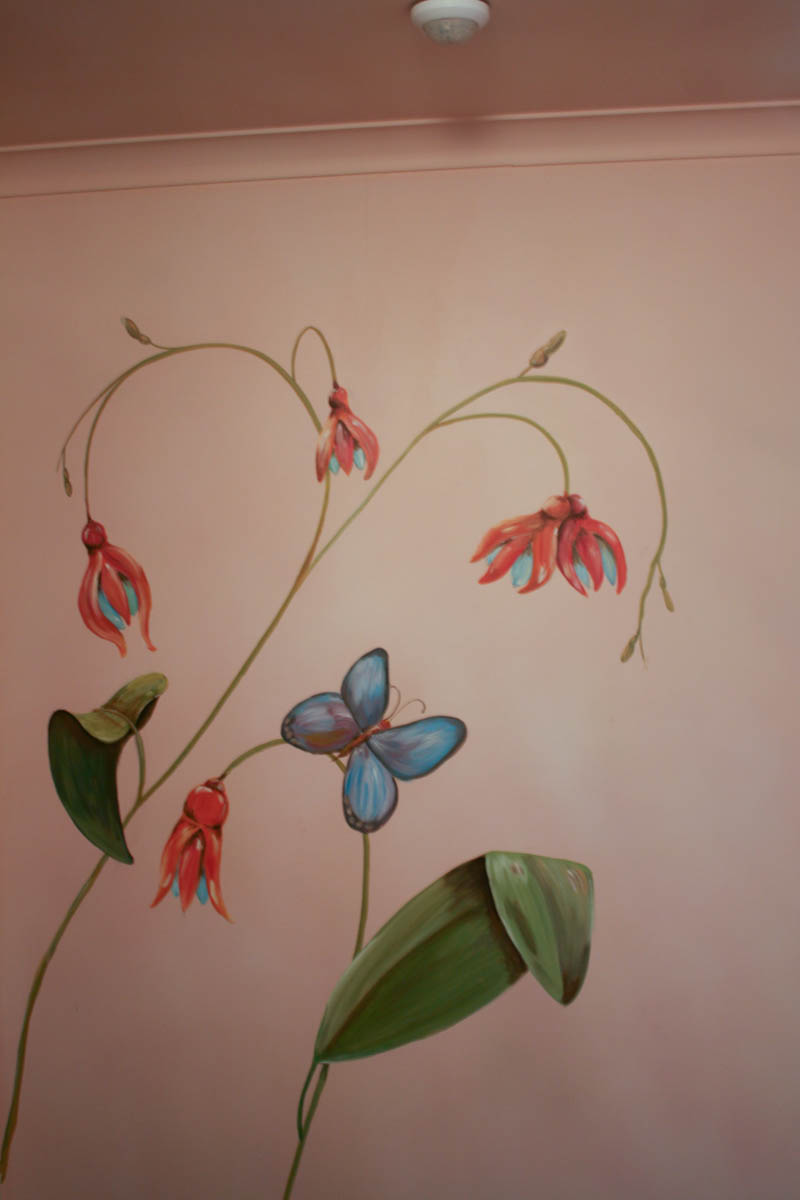 Onderdeel van twee muurschilderingen bloemen en vogels. 