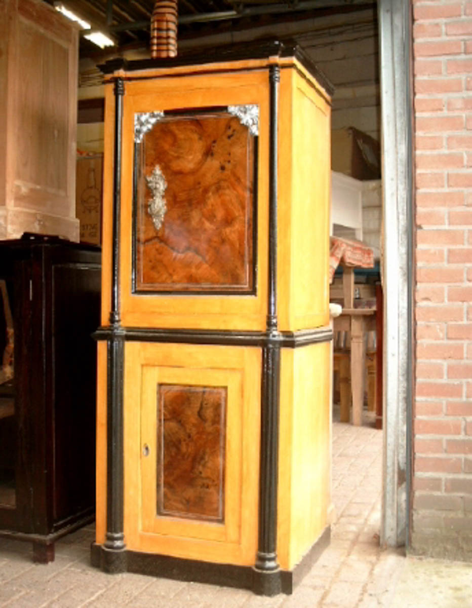 Dubbele brandkast.  licht eiken met een paneel van wortelnoten.  de ondekast en van hout met daarboven de kluis. 