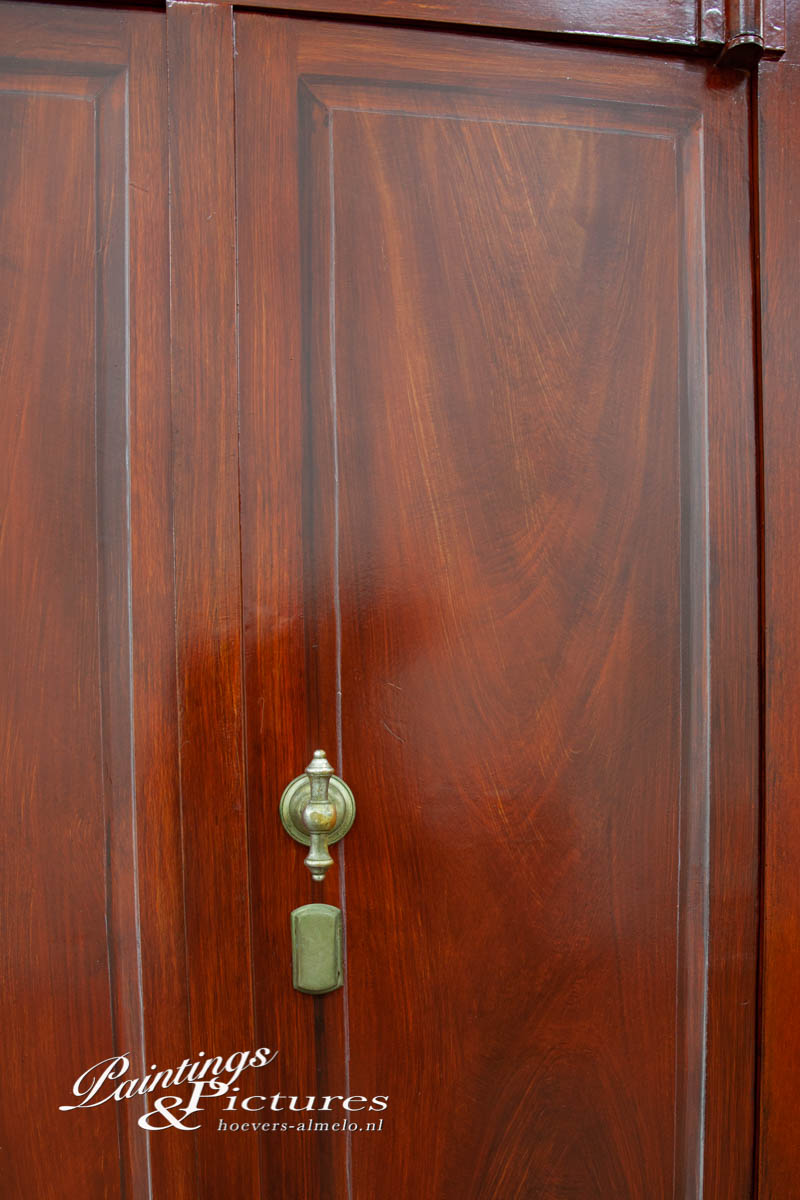 Metalen brandkasten of kluizen  voorzien van  een mahonie imitatie met een  Trompe-l