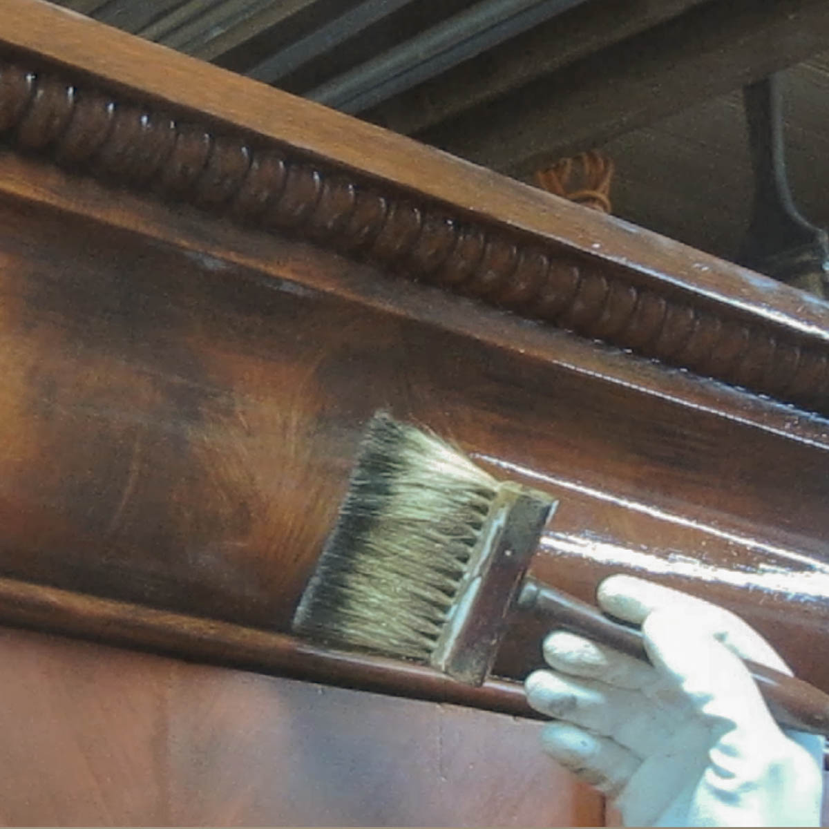 De Daskwast een veel en onmisbaar gereedschap met het aanbrengen van een hout imitatie.