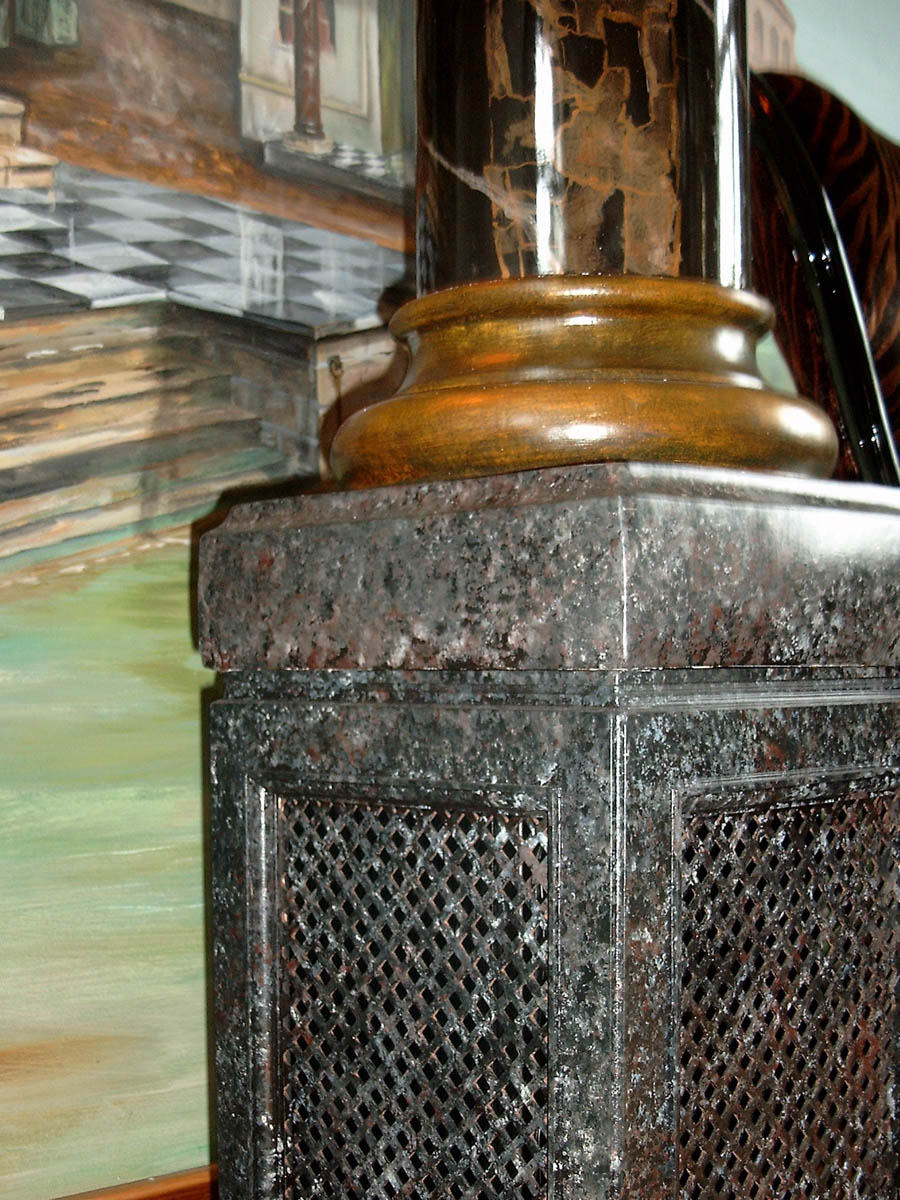 Luidspeakerboxen ingebouwd  in de voet van een zuil. afgewerkt met een graniet imitatie.