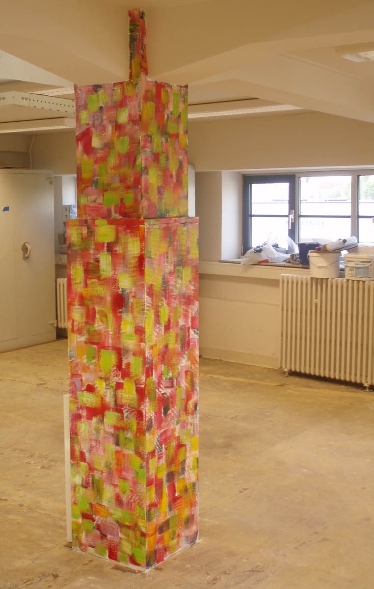 Zuilen vanbeton gedecoreerd  met geschilderd patroon. 