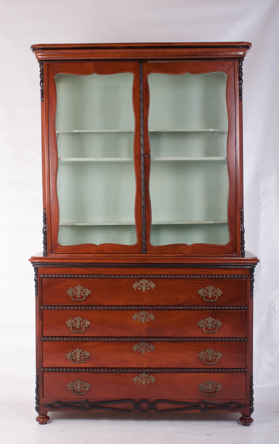 Na restauratie door de meubelmaken  kast voorzien van een mahonie houtimitaite 