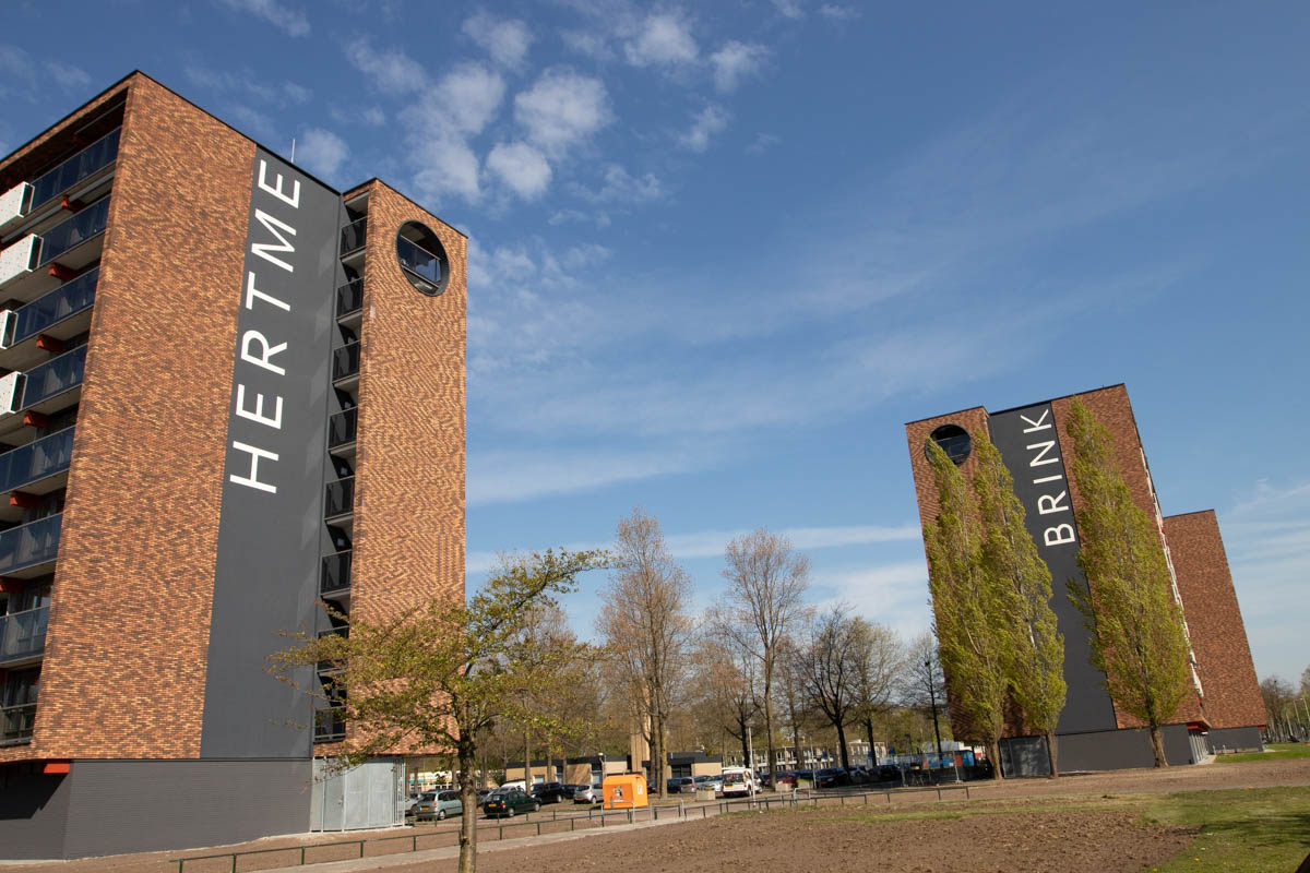 Belettering naam  xl. tot 25 meter hoog  Hertme Brink te Enschede 