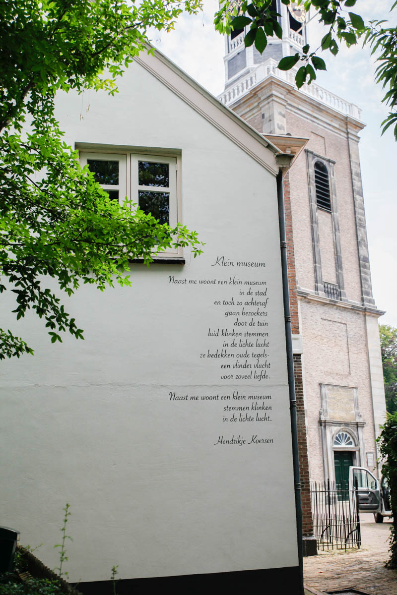 Klein museum door Hendrikje Kroezen. Één van de reekst van muurgedichten in Almelo