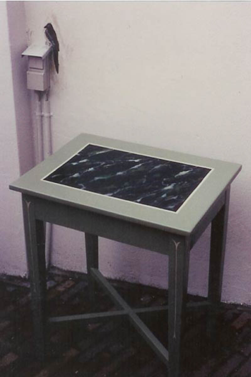 Bijzettafeltje. een erfsukje van de kalnt.  oude groene kleur met marmer inlegsel