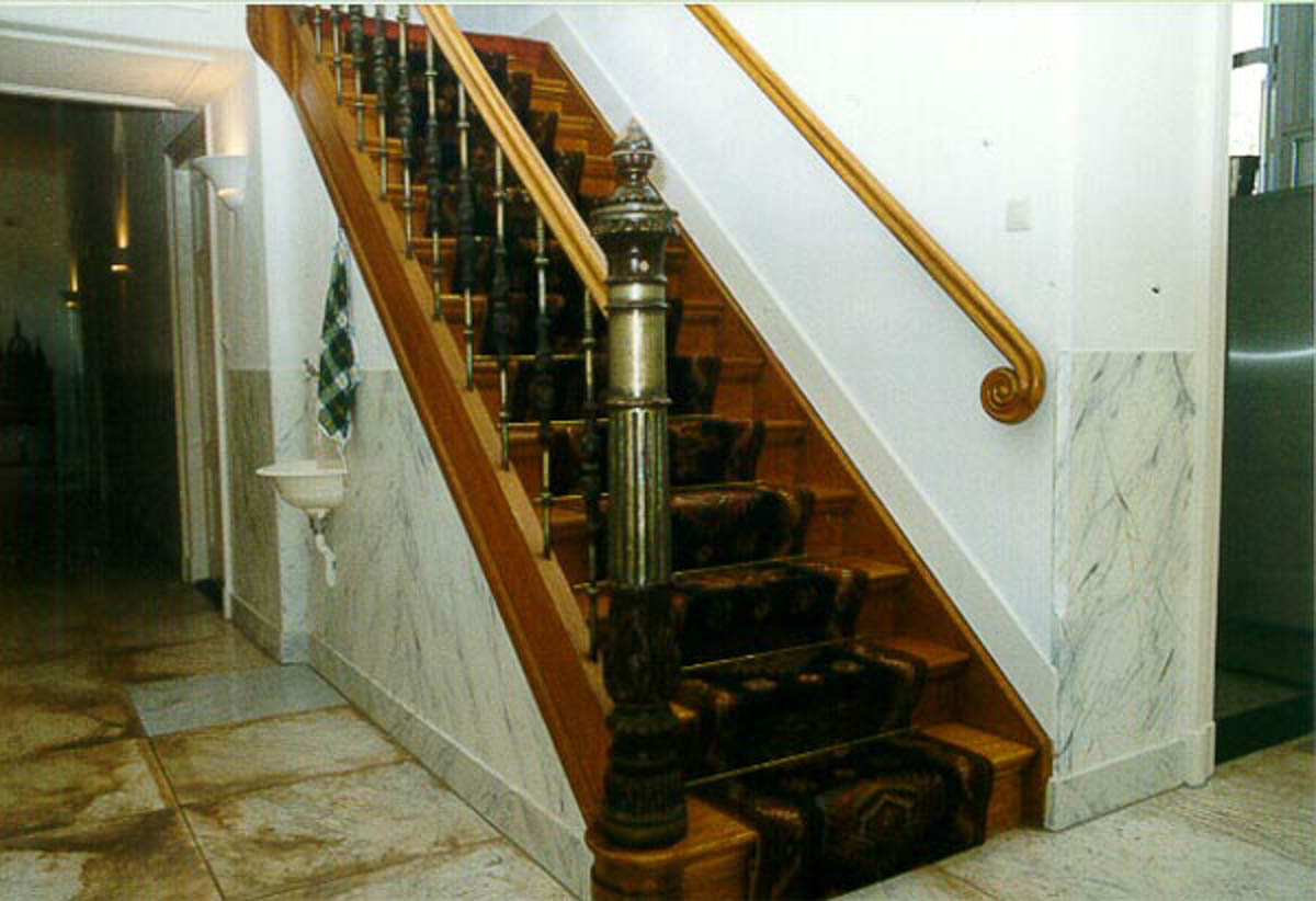 Lambrisering in eenRusluihuis geschilderd in een wit marmer.