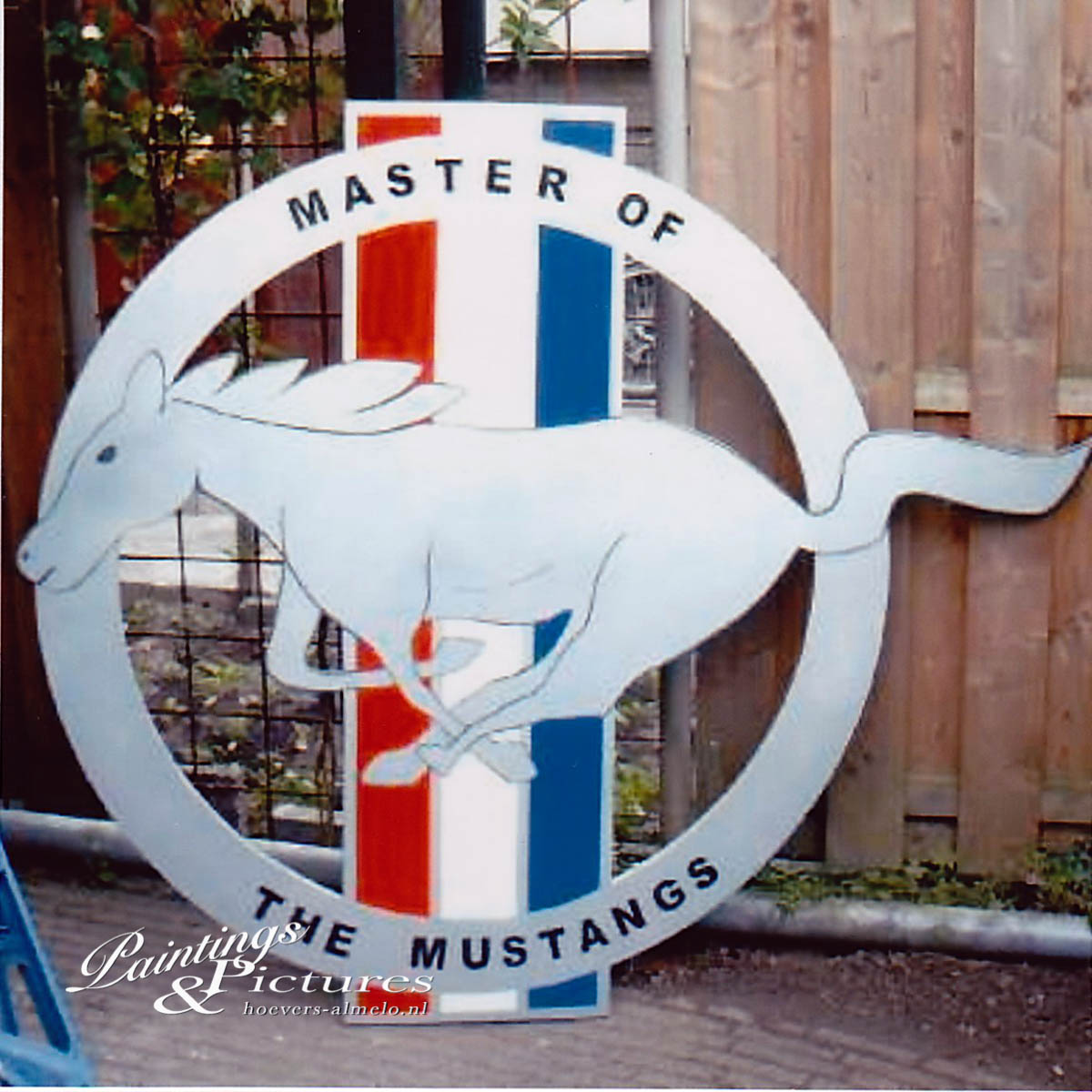 Ford mustang logo. wordt gemonteerd op een garagedeur.