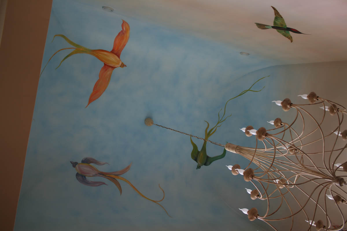 Onderdeel van twee muurschilderingen bloemen en vogels. 