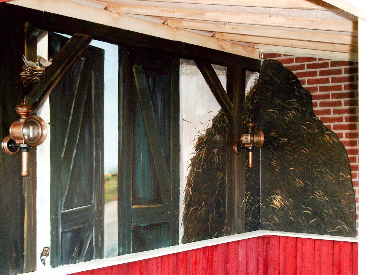 Overkapping met een doorkijkje naar buiten.  Vogeltjes en  hooi voor de gezelligheid